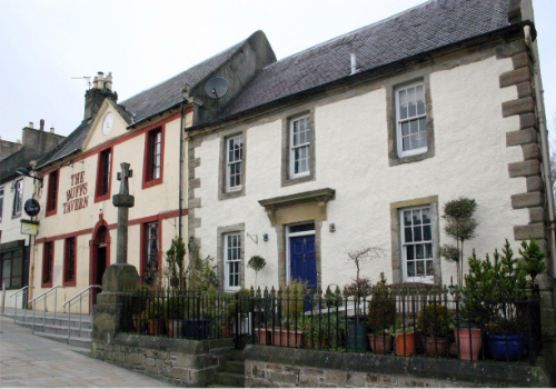 Mercat Cross with 17th and 18th century buildings.