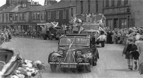 The parade for the first Segdoune Queen, 1947.