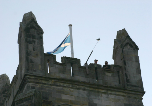 The Papingo in position at the top of the tower.